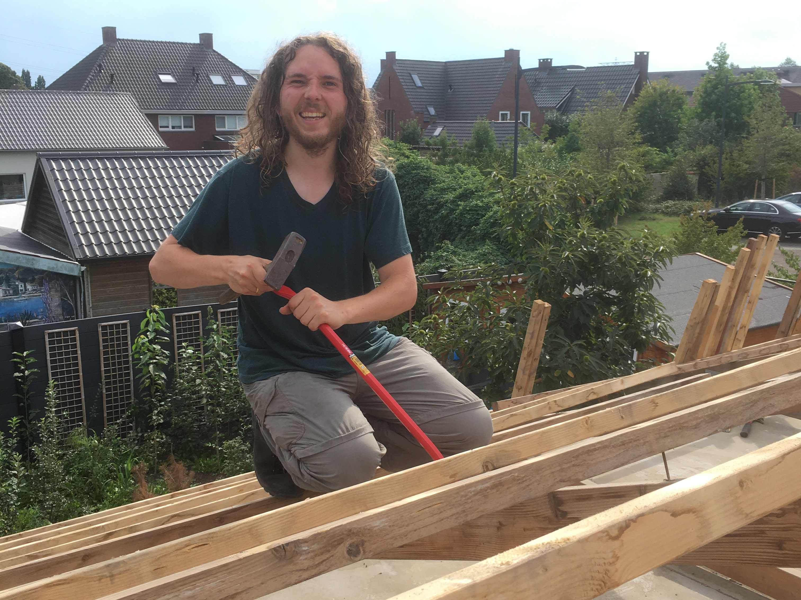 Herman bezig met het losmaken van het dak-skelet